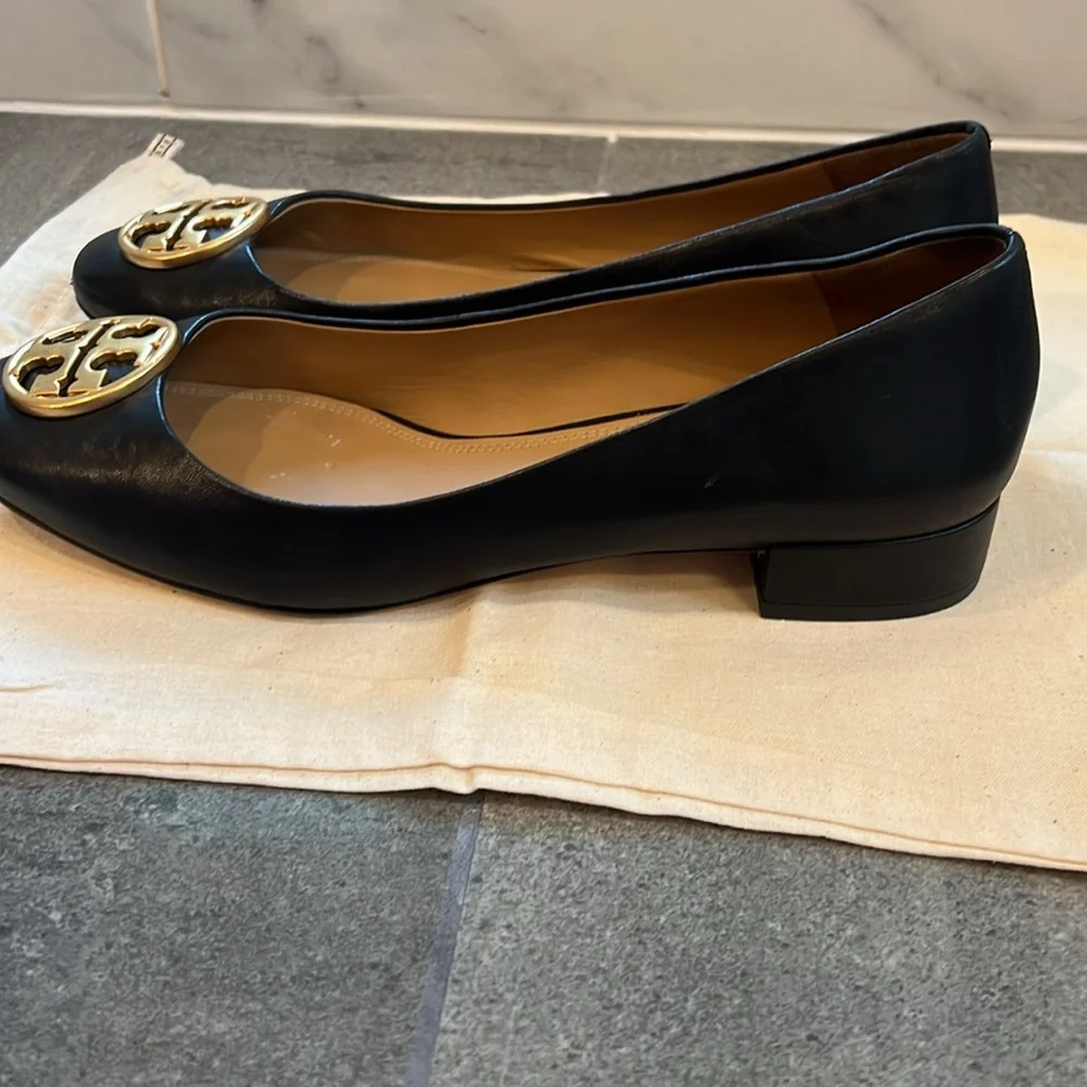 Tory Burch Chelsea Ballet Flat in Black with Gold Signature Logo - Picture 2 of 14